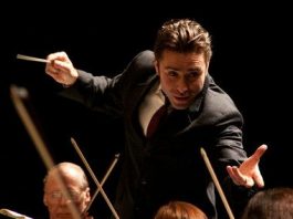 El director de orquesta Jacomo Bairos y el artista conceptual Lee Pivnik son algunos de los trabajadores culturales de Estados Unidos paralizados por la pandemia que han encontrado un salvavidas en instituciones privadas