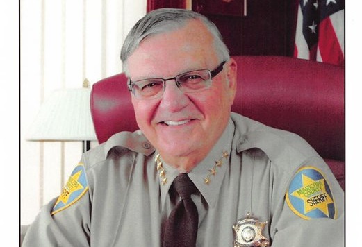 Arpaio, conocido tambi&eacute;n como el "sheriff m&aacute;s duro del oeste" gan&oacute; fama nacional e internacional por sus operativos contra inmigrantes indocumentados.