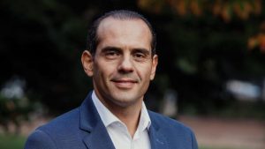 Juan Verde, el espa&ntilde;ol que asesor&oacute; a los Clinton, a Barack Obama y a Al Gore, se define como "bicultural", pues d&eacute;cadas viviendo en Estados Unidos le permiten entender c&oacute;mo piensan los estadounidenses.