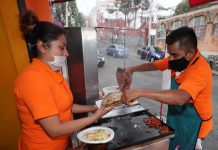 Con alimentos como tacos, frijoles y arroz, los mexicanos muestran su cara más solidaria ante la crisis