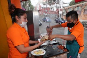 Con alimentos como tacos, frijoles y arroz, los mexicanos muestran su cara m&aacute;s solidaria ante la crisis 
