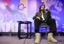 Juanes representa a la música latina en el homenaje a Prince Juanes fue el embajador latinoamericano en el concierto organizado por los Grammy en tributo al fallecido artista estadounidense Prince