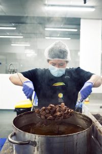 Tras cocinar para damnificados de huracanes en Puerto Rico y Bahamas, la mexicana Karla Hoyos dirige por encargo de José Andrés y su ONG World Central Kitchen la cocina solidaria más grande de España