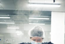 Karla Hoyos, la mexicana al frente de la cocina solidaria más grande de España Tras cocinar para damnificados de huracanes en Puerto Rico y Bahamas, la mexicana Karla Hoyos dirige por encargo de José Andrés y su ONG World Central Kitchen la cocina solidaria más grande de España