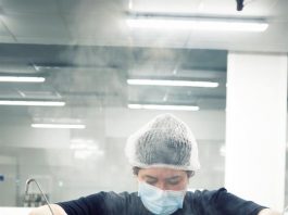 Tras cocinar para damnificados de huracanes en Puerto Rico y Bahamas, la mexicana Karla Hoyos dirige por encargo de José Andrés y su ONG World Central Kitchen la cocina solidaria más grande de España