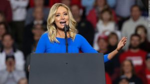 La nueva portavoz de la Casa Blanca, Kayleigh McEnany, es una defensora incombustible de Donald Trump cuya confianza ciega en el presidente le ha llevado en ocasiones a faltar a la verdad