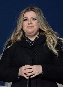 La int&eacute;rprete estadounidense Kelly Clarkson ha presentado este viernes la canci&oacute;n que supone su debut en castellano, "I Dare You (Te Reto a Amar)", en la que comparte versos con el espa&ntilde;ol Blas Cant&oacute;.