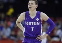 Kyle Guy pierde a su abuelo por coronavirus y pide aficionados que se cuiden El base novato de los Kings de Sacramento, Kyle Guy, insta a las personas a seguir las órdenes de salud pública después de perder a un ser querido por el coronavirus.