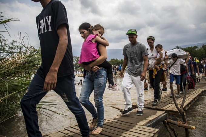 Los firmantes pidieron un alto a las deportaciones de mujeres, hombres, niños y familias; la liberación de todos los menores de edad y familias migrantes detenidos.