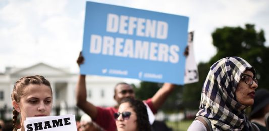 De los 1.700 "dreamers" entrevistados, el 80 % de estos jóvenes estudiantes que trabajan dio cuenta de una pérdida de ingreso, señala el informe.