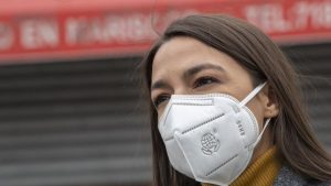 La congresista neoyorquina Alexandria Ocasio-Cortez ha enviado casi 16.000 mascarillas N95 a varios hospitales de las zonas de El Bronx y Queens