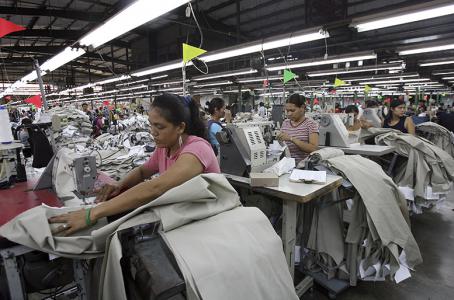 Con una ca&iacute;da estimada de 2.000 millones de d&oacute;lares en exportaciones en el primer mes de la crisis, el coronavirus ha infectado de incertidumbre a las maquiladoras mexicanas.