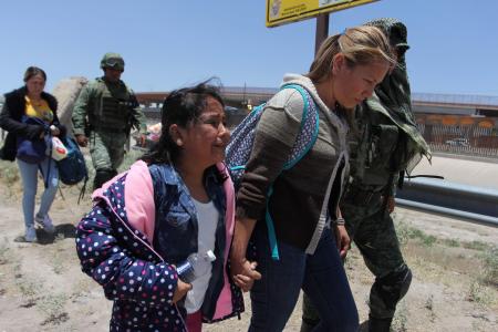 Las deportaciones durante la pandemia global pueden propagar el riesgo de contagio con el virus que causa COVID-19.