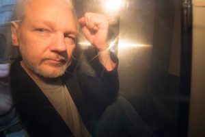 La pareja de Julian Assange, que tuvo dos hijos suyos mientras el fundador de WikiLeaks estaba refugiado en la embajada de Ecuador en Londres, ha pedido hoy su puesta en libertad condicional