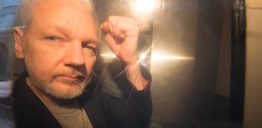 La pareja de Julian Assange, que tuvo dos hijos suyos mientras el fundador de WikiLeaks estaba refugiado en la embajada de Ecuador en Londres, ha pedido hoy su puesta en libertad condicional