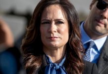 "En los próximos días se anunciará mi reemplazo, y me quedaré en el ala oeste el tiempo necesario para ayudar a que la transición sea fluida", confirmó Grisham.