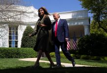 Melania Trump cumple 50 años confinada en la Casa Blanca por el coronavirus La primera dama de Estados Unidos, Melania Trump, cumple este domingo 50 años confinada, al igual que muchos estadounidenses, en la Casa Blanca por la pandemia de coronavirus.