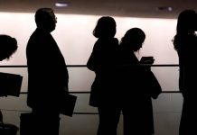 En Florida, las peticiones por desempleo también continúan y a finales de marzo alcanzó las 227.000 solicitudes, 152.687 más en dos semanas.