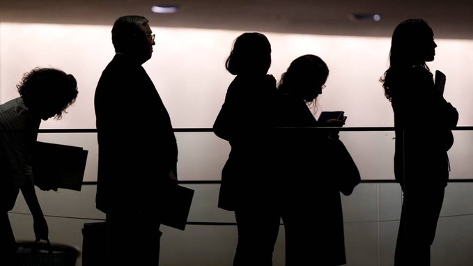 En Florida, las peticiones por desempleo tambi&eacute;n contin&uacute;an y a finales de marzo alcanz&oacute; las 227.000 solicitudes, 152.687 m&aacute;s en dos semanas.