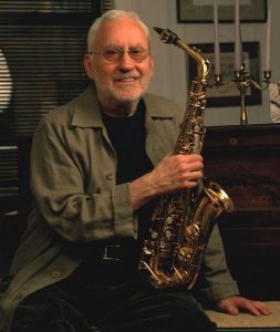 El saxofonista estadounidense Lee Konitz, leyenda del jazz y último miembro superviviente del equipo que grabó "Birth of the Cool" (1957) de Miles Davis, ha fallecido a los 92 años