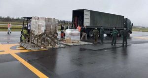 Un avi&oacute;n de la Fuerza A&eacute;rea Ecuatoriana lleg&oacute; este s&aacute;bado al aeropuerto de Quito con alrededor de 7.264 kilos de equipos e insumos m&eacute;dicos