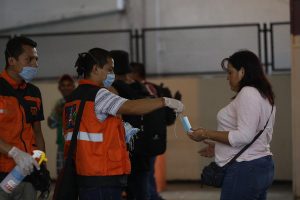 Llevar mascarillas o pañuelos en la boca para evitar contagios de COVID-19 será obligatorio en el metro de la Ciudad de México, uno de los más transitados del mundo