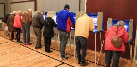 Miles de personas salieron este martes a votar en el estado de Wisconsin, donde se celebran primarias y elecciones para renovar cargos locales