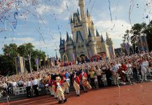 Parques de Disney donan su comida y 200.000 piezas protectoras ante COVID-19 Los parques temáticos Disney World y Disneyland han unido esfuerzos en Estados Unidos para donar miles de toneladas de alimentos para familias necesitadas