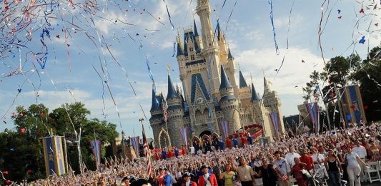 Los parques temáticos Disney World y Disneyland han unido esfuerzos en Estados Unidos para donar miles de toneladas de alimentos para familias necesitadas