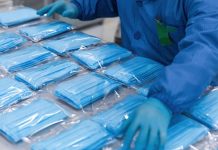 La medida no requiere que los revestimientos faciales de los clientes y empleados sean de grado médico o mascarillas N95.