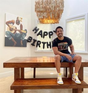 El cantautor puertorriqueño Luis Fonsi no ha dejado de trabajar durante el mes que lleva aislado en su casa.