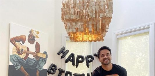 El cantautor puertorriqueño Luis Fonsi no ha dejado de trabajar durante el mes que lleva aislado en su casa.