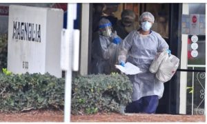 M&aacute;s de 80 pacientes en un centro de cuidado m&eacute;dico para ancianos en el condado de Riverside, California, tuvieron que ser desalojados despu&eacute;s que se desatara un brote de coronavirus y los empleados sanitarios no se presentaron a trabajar por dos d&iacute;as seguidos.