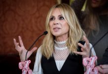 Son muchos los artistas que estos días componen canciones para recaudar fondos en la lucha contra la COVID-19, como la cantante española Marta Sánchez