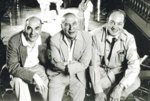 Memorable foto de Robert W. Fe derico, René Buch y Gilberto Z aldivar, durante el 40 aniversario de Repertorio Espanol.