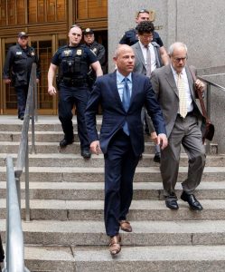 Michael Avenatti, el polémico abogado que defendió a la actriz porno Stormy Daniels en su caso contra el presidente Donald Trump fue puesto este viernes en libertad de forma temporal