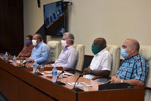 El presidente de Cuba, Miguel Díaz-Canel, aseguró este sábado que continúan trabajando por el retorno de los dos médicos isleños secuestrados hace un año en Kenia, aún en medio de la pandemia del COVID-19.