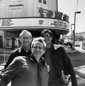 Aunque los Beastie Boys han sido espontáneos y anárquicos desde los años 1980, entrevistarlos por videollamada en plena pandemia es una experiencia surrealista