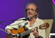Cuatro años después de su retirada de los escenarios debido a un grave infarto, Luis Eduardo Aute falleció hoy en Madrid y su marcha ha provocado un tsunami de cantos al alba, bailes "slowly"