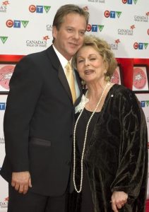La actriz canadiense Shirley Douglas, madre del actor Kiefer Sutherland y que fue esposa del también intérprete Donald Sutherland, murió el domingo a los 86 años.