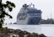 El barco de Princess, con 1.020 pasajeros y 878 miembros de la tripulación, desembarcará primero a aquellos que requieran atención médica.