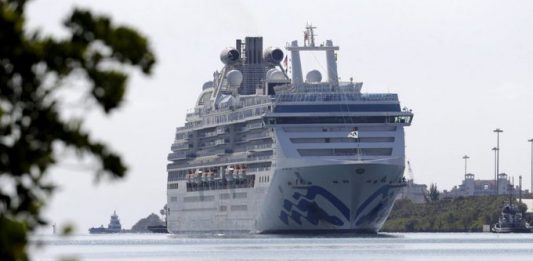 El barco de Princess, con 1.020 pasajeros y 878 miembros de la tripulación, desembarcará primero a aquellos que requieran atención médica.