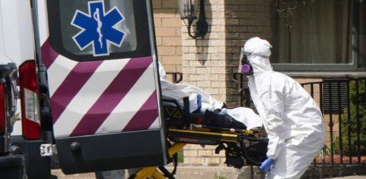 Una llamada anónima dio la alerta. Un anciano había aparecido muerto en el cobertizo de una residencia de Andover.