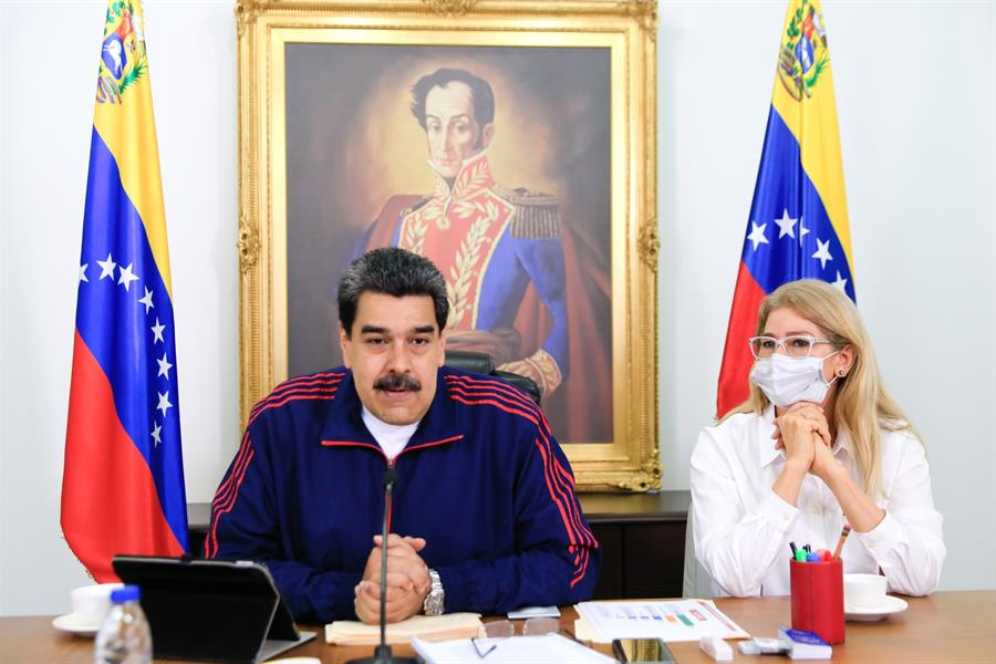 Nicolás Maduro, acompañado de la primera dama, Cilia Flores Nicolás Maduro, decidió extender este sábado por 30 días más el estado de alarma decretado el pasado 14 de marzo para atender la pandemia por COVID-19