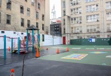 "No es una decisión fácil ni satisfactoria para los que hemos estado haciendo esfuerzos para que nuestros chicos consigan la mejor educación posible", afirmó De Blasio.