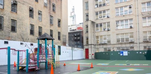 "No es una decisión fácil ni satisfactoria para los que hemos estado haciendo esfuerzos para que nuestros chicos consigan la mejor educación posible", afirmó De Blasio.