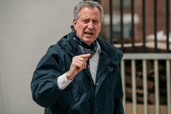 "Cualquiera que quiera ver una recuperación, una reapertura, tiene que entender que la economía estadounidense no se reinicia sin la mayor ciudad del país", subrayó De Blasio.