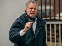 "Cualquiera que quiera ver una recuperación, una reapertura, tiene que entender que la economía estadounidense no se reinicia sin la mayor ciudad del país", subrayó De Blasio.
