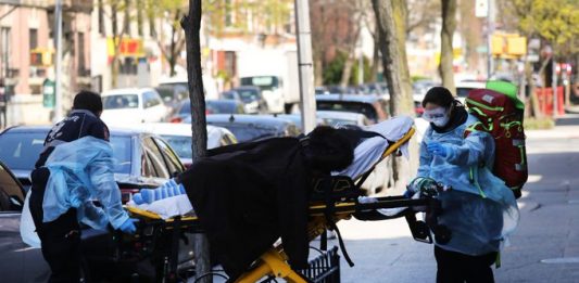 En su actualización diaria, Cuomo señaló que el número de nuevos contagios se ha estabilizado y que están "bajando" las hospitalizaciones y entubaciones de pacientes por coronavirus.