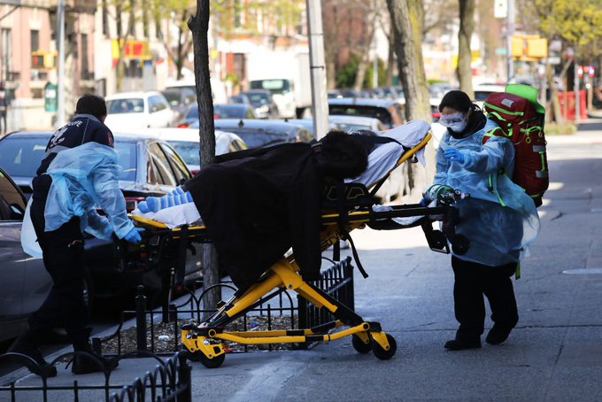 En su actualización diaria, Cuomo señaló que el número de nuevos contagios se ha estabilizado y que están "bajando" las hospitalizaciones y entubaciones de pacientes por coronavirus.